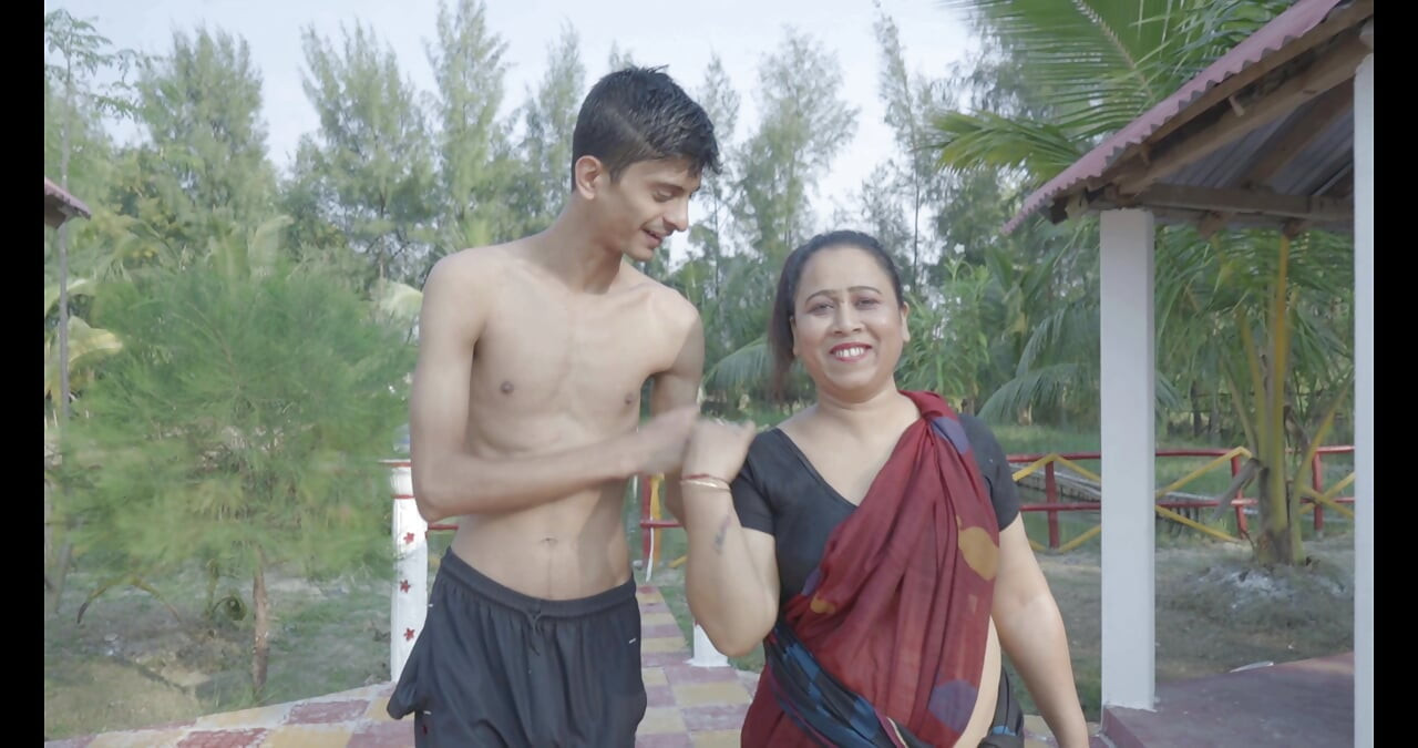 Indian Bhabi Ka Pani Mai Thukai Hot Indian Porn Video