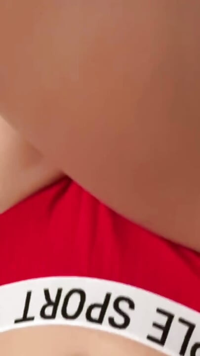Elle Suce La Bite D’un Camarade De Classe Pour La Première Fois Dans Le Dortoir