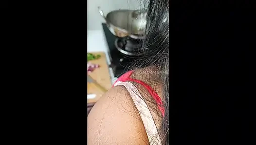 Cewek seksi ini lagi masak di babydoll - pongal special