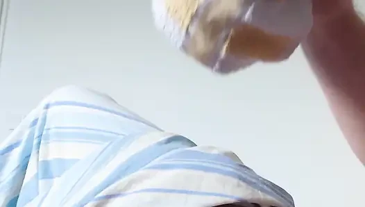 Küçük Penis Havluyla Eğleniyor