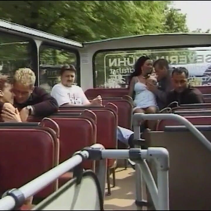 Zwei erstaunliche MILfs werden von ihrem freund im bus hart gefickt