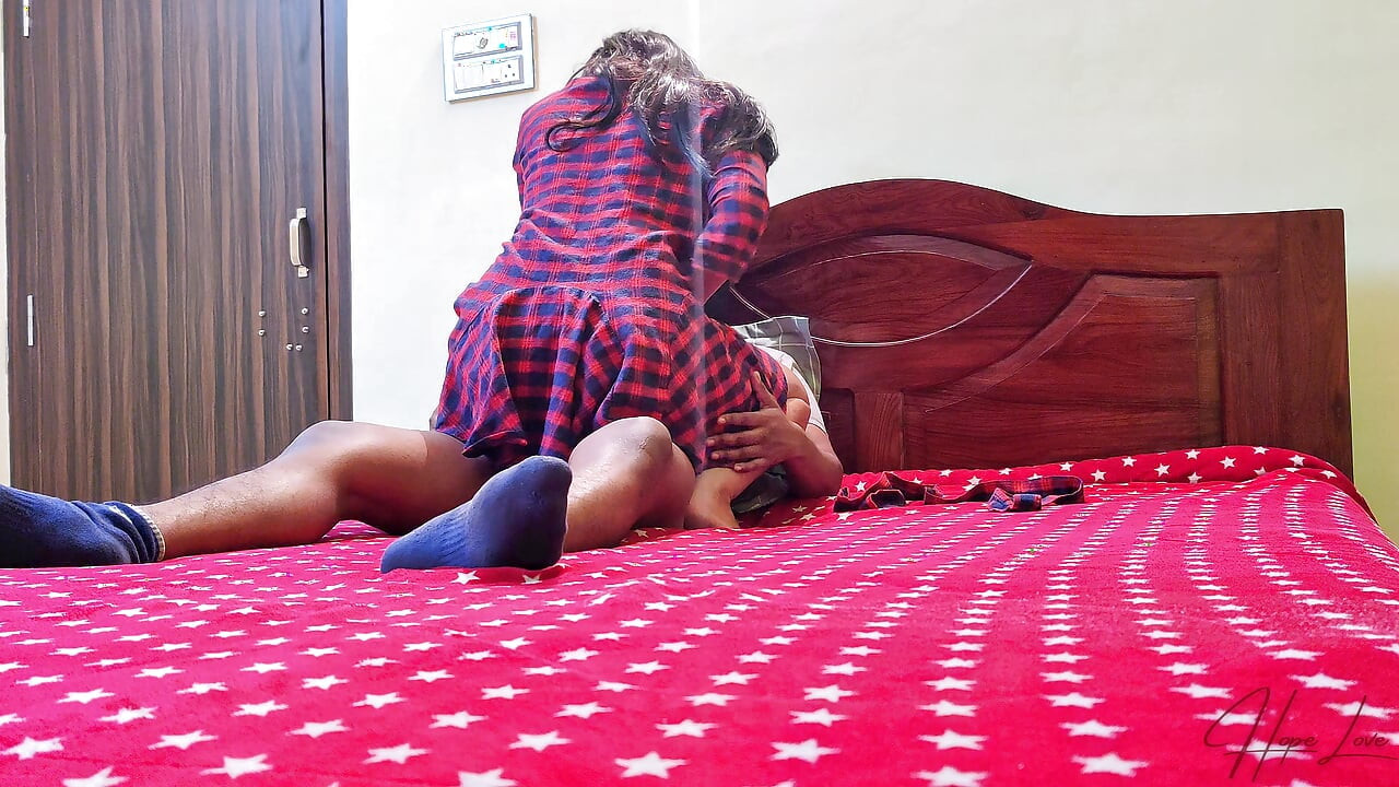 Невярно момиче прави секс с непознат в леглото на мъжа си.