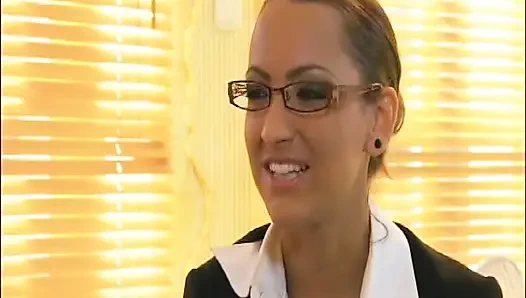 Распутную бизнес-леди трахнул богатый босс во время интервью