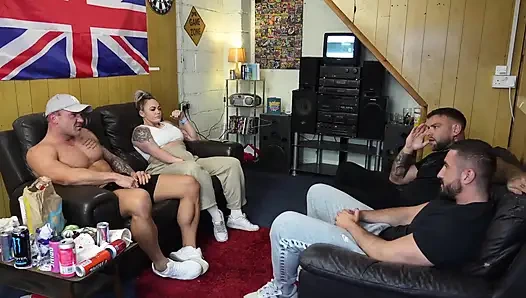 Evli kadın 3 büyük yarakla grup seks yapıyor!