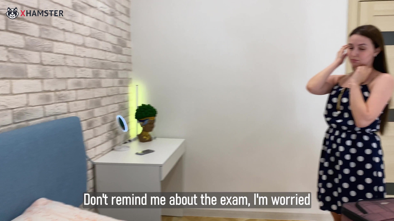 继母和继子在酒店房间共用一张床