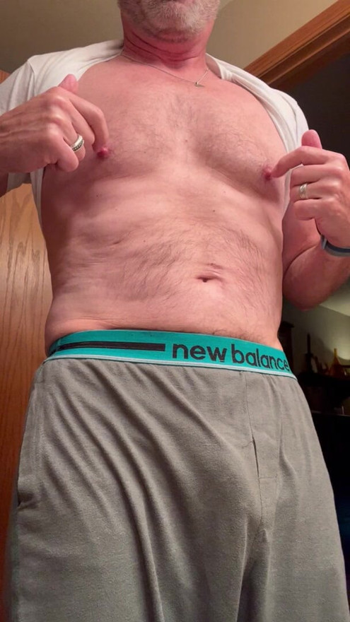 金昆加挑逗的乳頭讓他硬起來