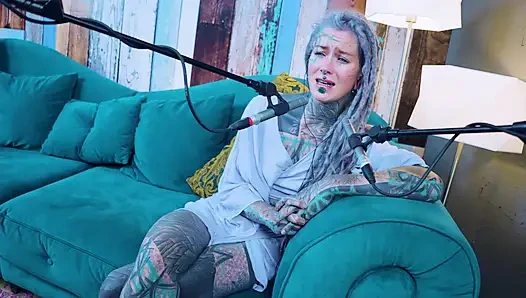 J - Jelousy hakkında konuşuyorum - asmr podcast sfw konuşuyor gotik sıska kız dreadlocks dövmeli model dövmeli kız