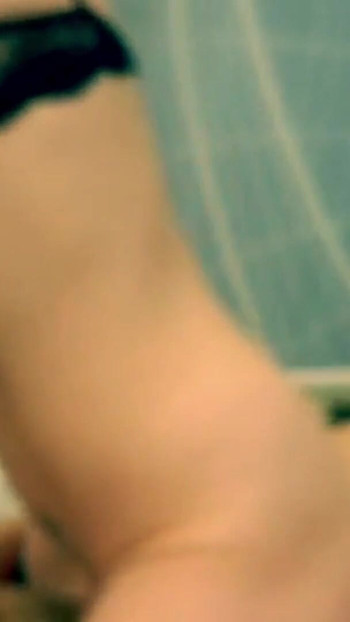 Une pute mariée baise avec un ami dans une chambre d'hôtel | Clip 1