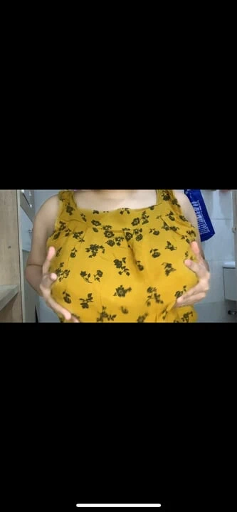 Diese frau macht spaß, mit ihrem vibrator zu spielen