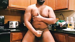 Negro papi bbc masturbándose en la cocina