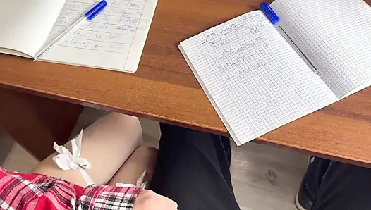 Мой одноклассник 18+ вдруг девушка начала дрочить мой хуй прямо в классе.