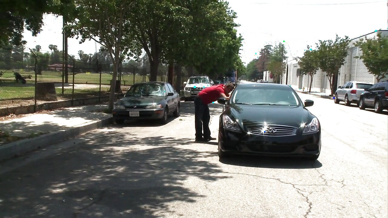 彼女はジューシーな膣を中出しした後、彼の若いペニスを味わいたかった