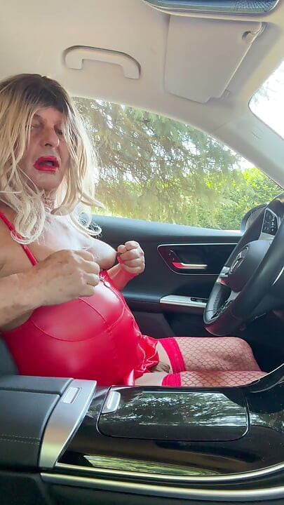 Transgender Kassy54 rör vid sig själv i bilen