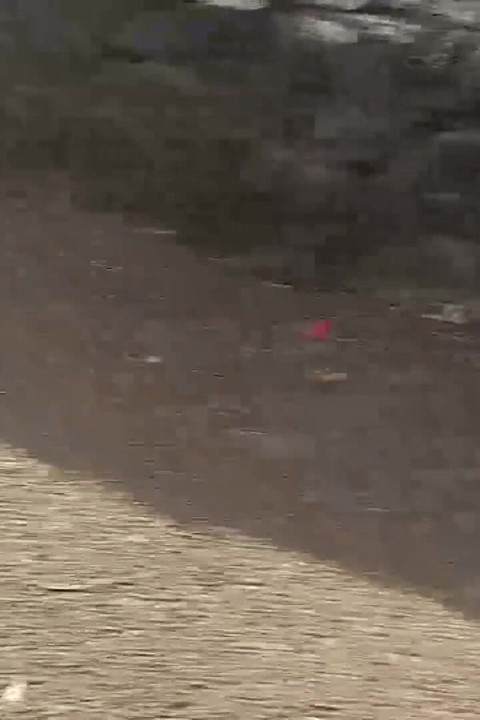 Soyunuyor ve evinin önünde işiyor