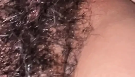 Wie lecker diese behaarte vagina ihren schwanz isst