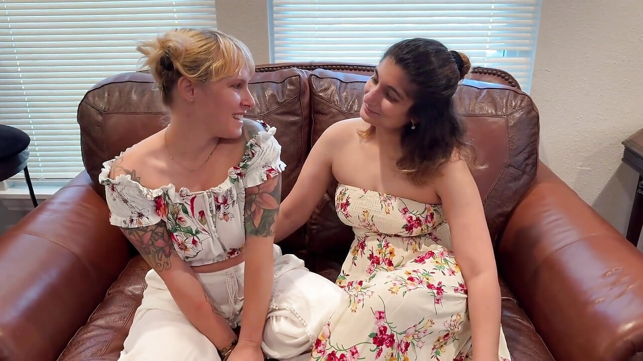 Kneppe en slutty pakistansk pige på sofaen