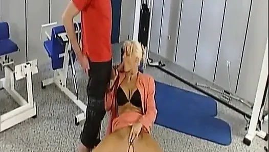 Blonde deutsche benutzt spielzeug und wird in retro-FFM-dreier geteilt