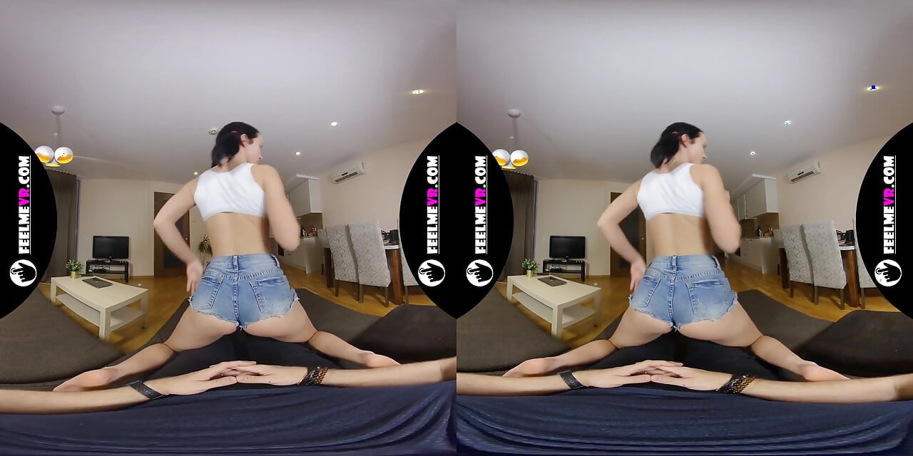 Natasha lagi asik pamer memeknya di lapdance profesional vr180