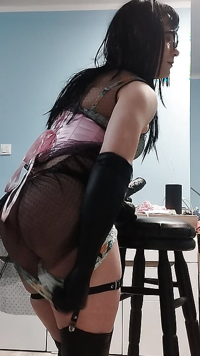 I put on a pink corset and tried a bar stool to fuck my pussy, this will probably not be the last time for me and the bar stool