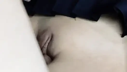 Virgin Schoolgirl erlaubt Erwachsenen, sie zu jeder Tages- und Nachtzeit nach der Schule zu berühren!