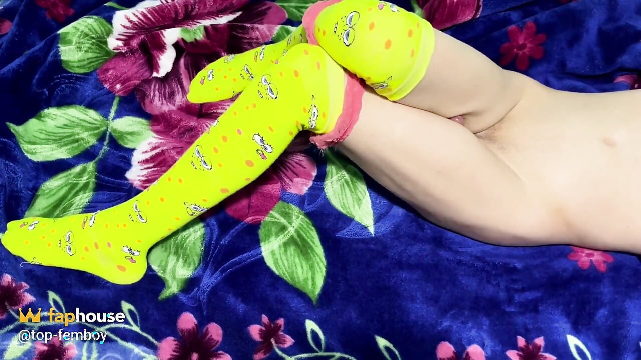 Różowe majtki wytryski Femboy