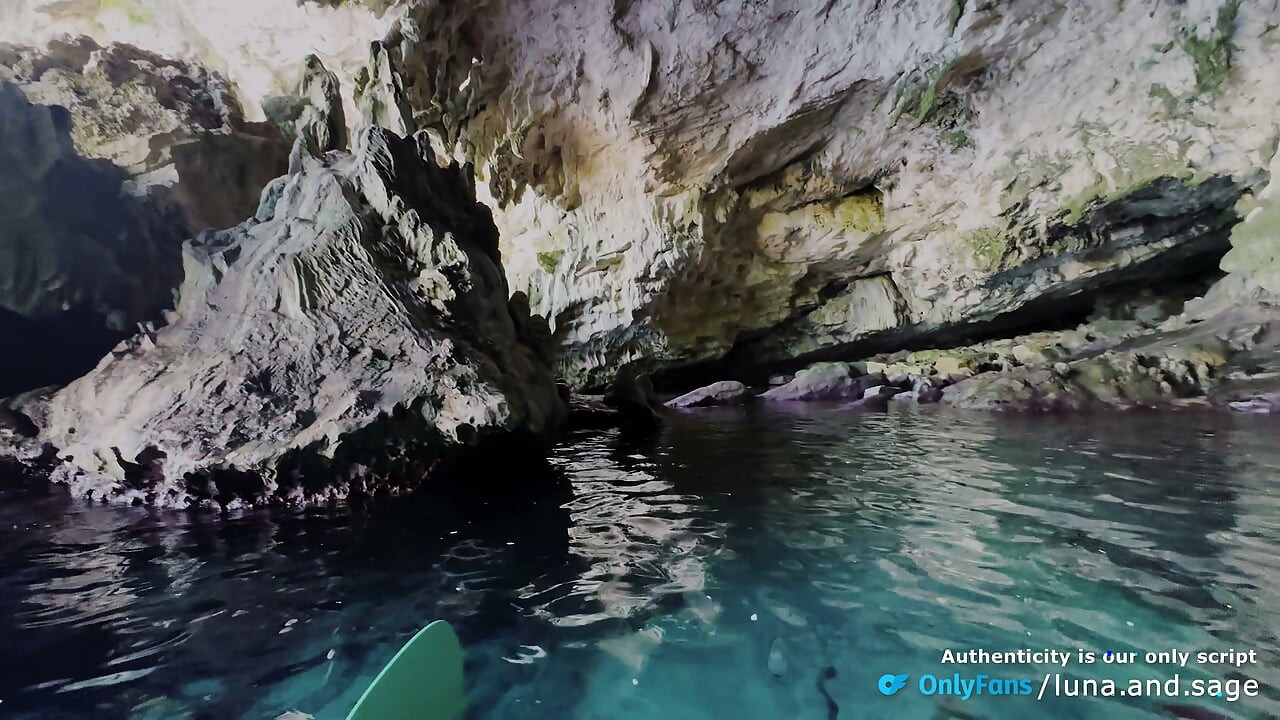 我們划進隱密的海上洞穴，在浮板上做愛 - 真實業餘情侶（POV、後背位女上位與射精）