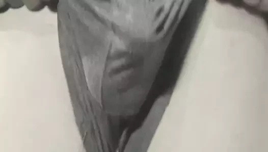 Genç oğlan gömlek dışında pantolon eğitimi yapıyor