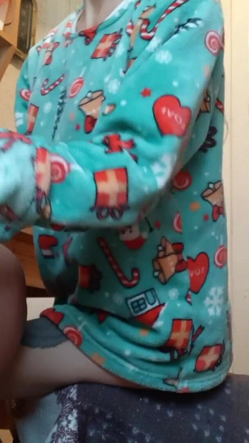 أنا وصديقتي نمارس العادة السرية المتبادلة في المطبخ بينما تحضر مدبرة المنزل وجبة الإفطار | مقطع 2