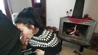 Минет и натуральные сиськи в любительском видео - горячая девушка