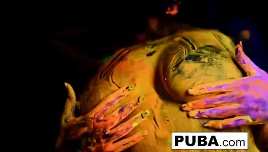 Die vollbusige natasha filmt ein lustiges und sexy schwarzlicht-video