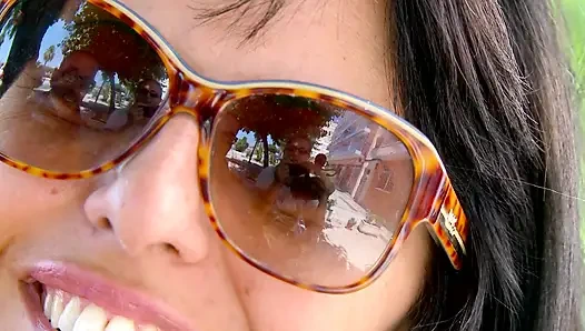 Dunkles, tätowiertes schÃ¤tzchen wird für den strandfick abgeholt