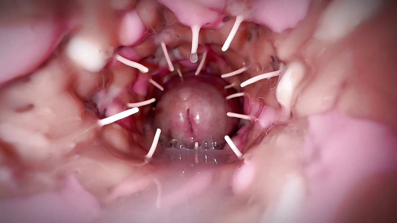 늙은 아저씨가 자신의 자지를 아주 따끔거리는 구멍에 쑤셔 넣고 지금 사정하고 있다.