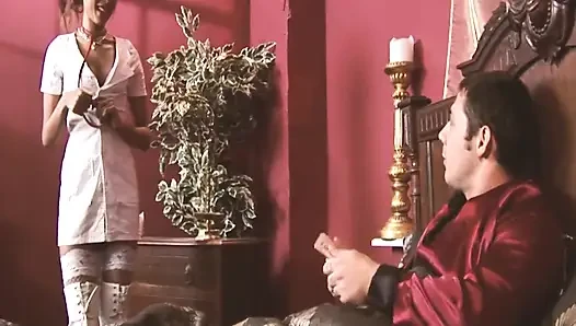 Orta yaşlı seksi kadınlar ateşli ve zayıf orta yaşlı seksi hemşire hastasıyla sert seks yapıyor