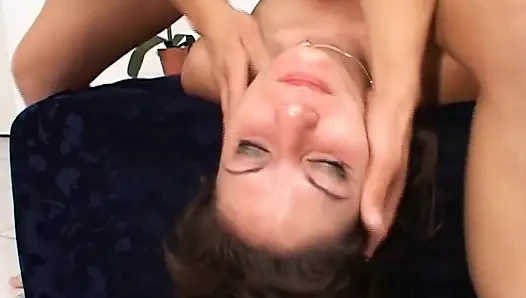 Brunette panas tahu cara menyenangkan kontol dengan mulut dan tenggorokannya