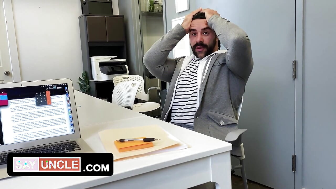 Két izmos munkatárs az irodában ragad a lezárás alatt, és eltereli a figyelmet az unalomról