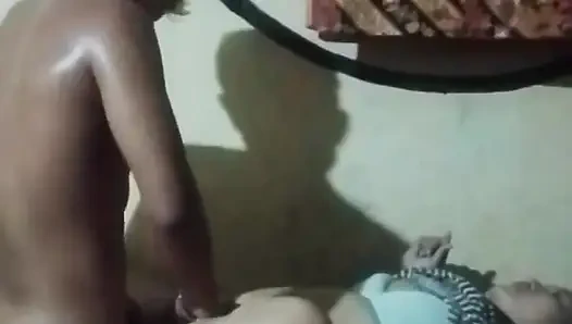 Adik tiri datang ke rumah