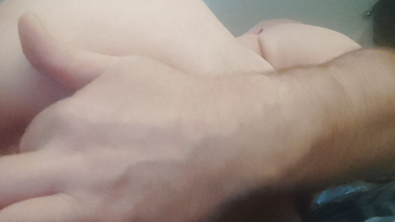 Mentir o jugando con mi gran culo con mis dedos soñando con una gran polla