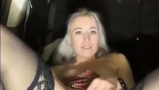 Stream live im Auto schwarze strümpfe und Minirock