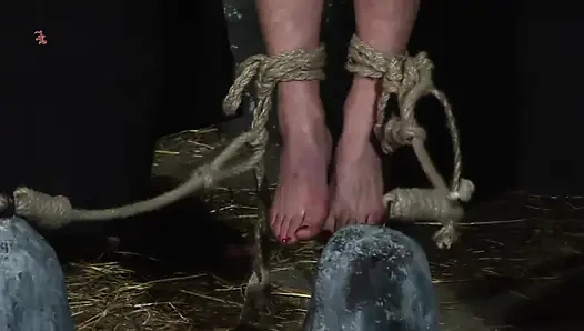 Blonde Frau Bekommt Gewichte an Die Füße Und Wird Zur Auspeitschung Hochgezogen