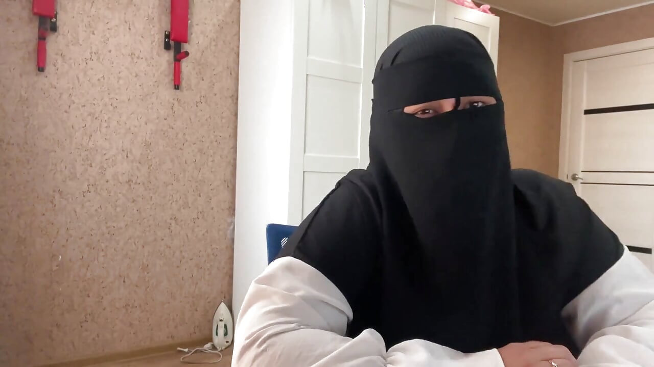 大胸部阿拉伯熟女坐在网络聊天