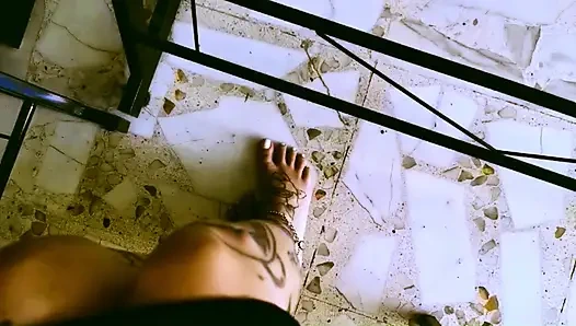 Мой стол, мои правила, мой стул для ног