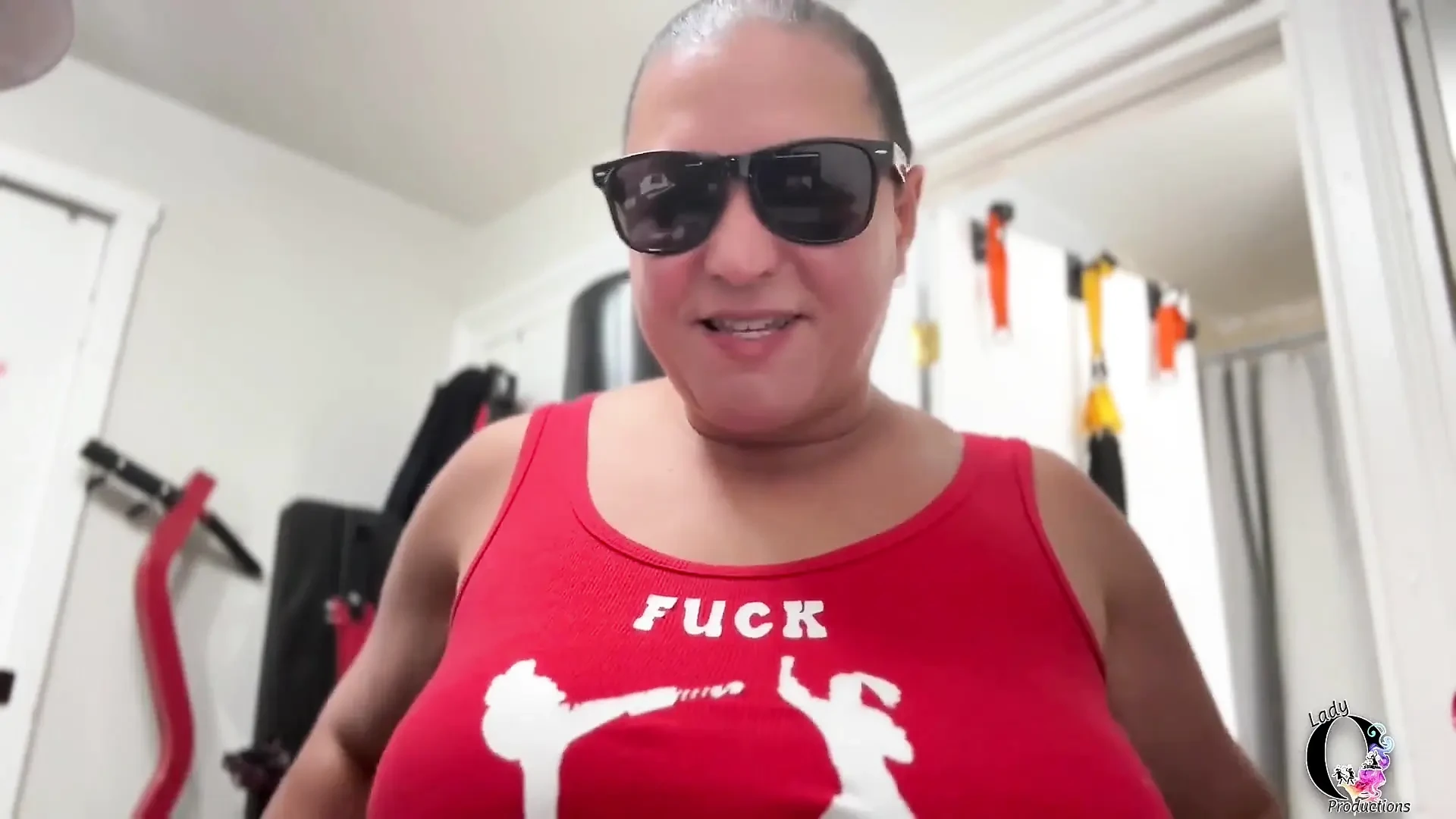 Lp-289 fumando mientras juega con mis tetas
