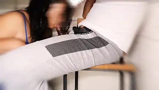 Eine mitschülerin will mir sexualerziehung mit ihrem kleinen versauten mund geben