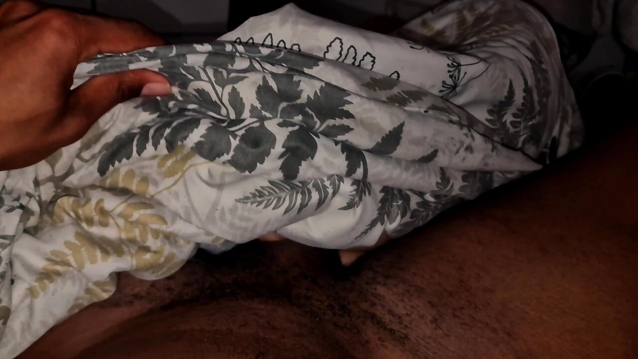 Å dele seng med min jomfruelige stebror har ikke vært en god idé, jeg ender opp med å leke med den harde kuken hans under dynen og gni den på