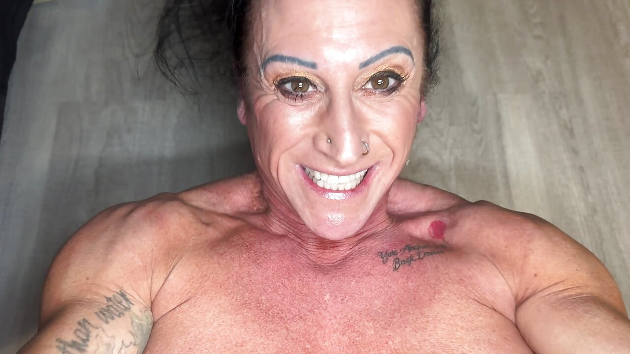Kandy 200lb vaftiz babasını kaldırıyor, taşıyor ve sakso çekiyor