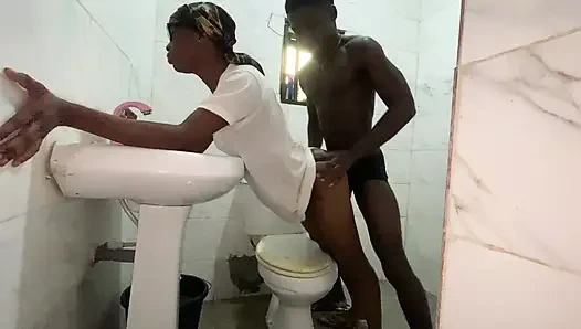 Ngentot saudara tiriku di kamar mandi