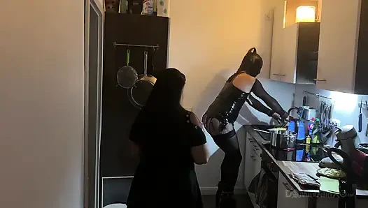 Mutfak fetişi fışkırtma çılgınlığı - olgun sürtükler her yere sırılsıklam