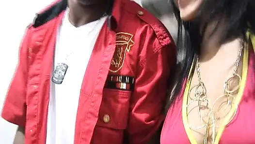 Latina-frau bekommt ihre muschi von einem schwarzen mann mit riesigem schwanz geleckt und gehämmert