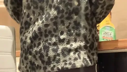 Orta yaşlı seksi kadın temizlik yaparken kendini alamıyor ve her yere fışkırtıyor