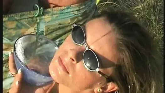 Blondes schätzchen trinkt tropfende pisse-Schüssel im wilden gangbang